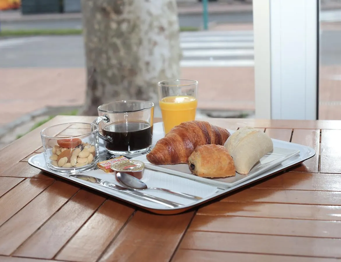 מנטון Hotel Pavillon Imperial 2*,  צרפת